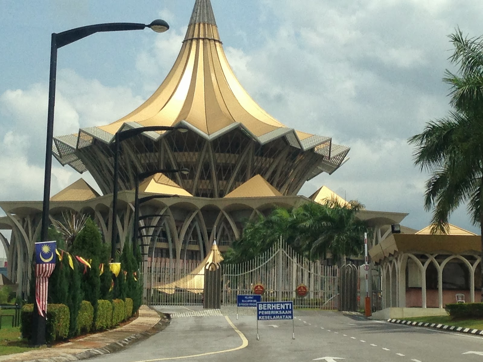 Tempat Menarik di Kuching: Dewan Undangan Negeri Sarawak