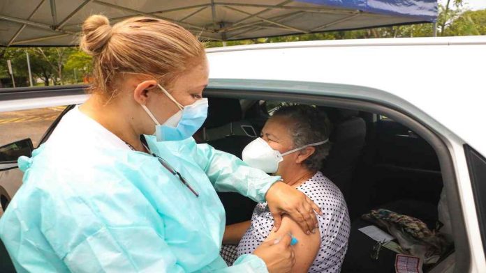 Prefeitura inicia vacinação para idosos a partir de 69 anos com sete drive thrus na Zona Sul