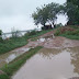 डेंजर जोन तिलापुर में बंधे पर बने गड्ढे में लगा बरसाती पानी