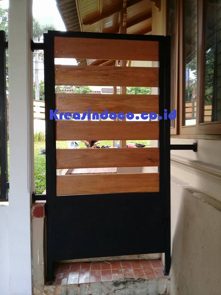 Pintu Pagar Kayu Pemasangan Di Villa Jalan Jati Padang 