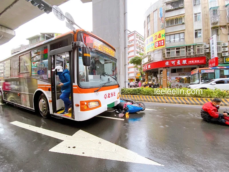 早上搭公車上班經歷一場嚴重的車禍讓全車的人嚇到驚聲尖叫