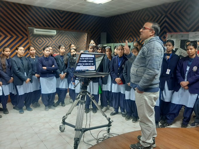 यमुनानगर डीएवी गर्ल्स कालेज की छात्राओं ने कॉलेज के पत्रकारिता एवं जनसंचार विभाग का दौरा कर समाचार पत्र तैयार करने की तकनीक व न्यूज रीडिंग की बारिकियों को समझा