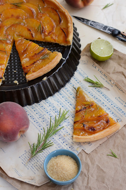 Tarte aux pêches, citron vert et romarin de Y. Ottolenghi