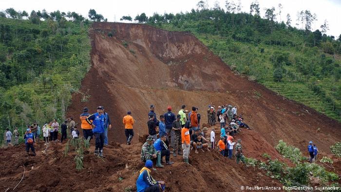 98 dead, 63 missing in floods, landslides in Philippines