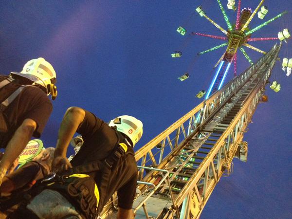 22 personas quedan colgadas a más de 30 metros tras pararse un atracción de las barracas