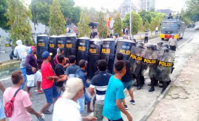 Langgur, Malukupost.com - Kepolisian Resor Maluku Tenggara (Polres Malra) bersama Tentara Nasional Indonesia (TNI) menggelar simulasi pengamanan Rapat Pleno Penetapan Hasil Pilkada Kabupaten Maluku Tenggara (Malra). Kapolres Malra, AKBP Indra Fadhilah Siregar, dikonfirmasi, Sabtu (28/7), menyatakan simulasi yang digelar oleh pihaknya bersama TNI AD, AL, dan AU itu menunjukkan kesiapan dan kemampuan aparat keamanan dalam menjaga kelancaran penetapan hasil Pilkada oleh KPU Malra.