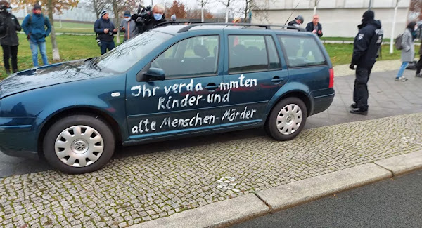 En images : Une voiture a percuté la grille d’entrée de la chancellerie d’Angela Merkel à Berlin - VIDÉO 