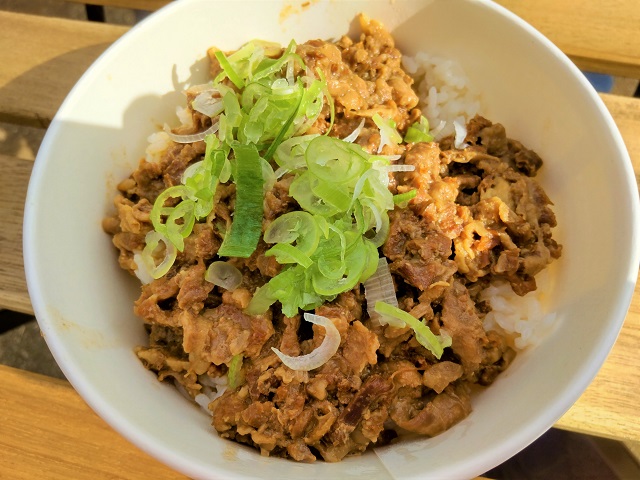 ピンクブーブー　牛すじ丼