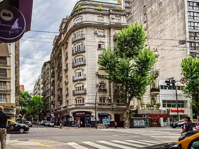 Edificio señorial antiguo en esquina.