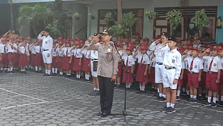 Kapolsek Wirobrajan Berikan Pesan Kepada Siswa SD Kanisius Saat Jadi Pembina Upacara