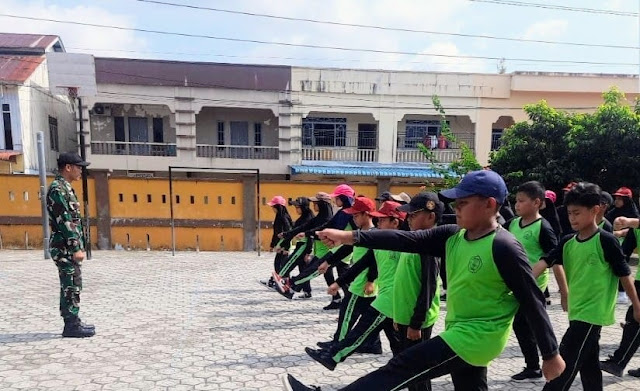 Babinsa Andi Hakim Bina Pelajar SD Negeri 006 Bandarsyah dalam PBB untuk Mengikuti Lomba Gerak Jalan