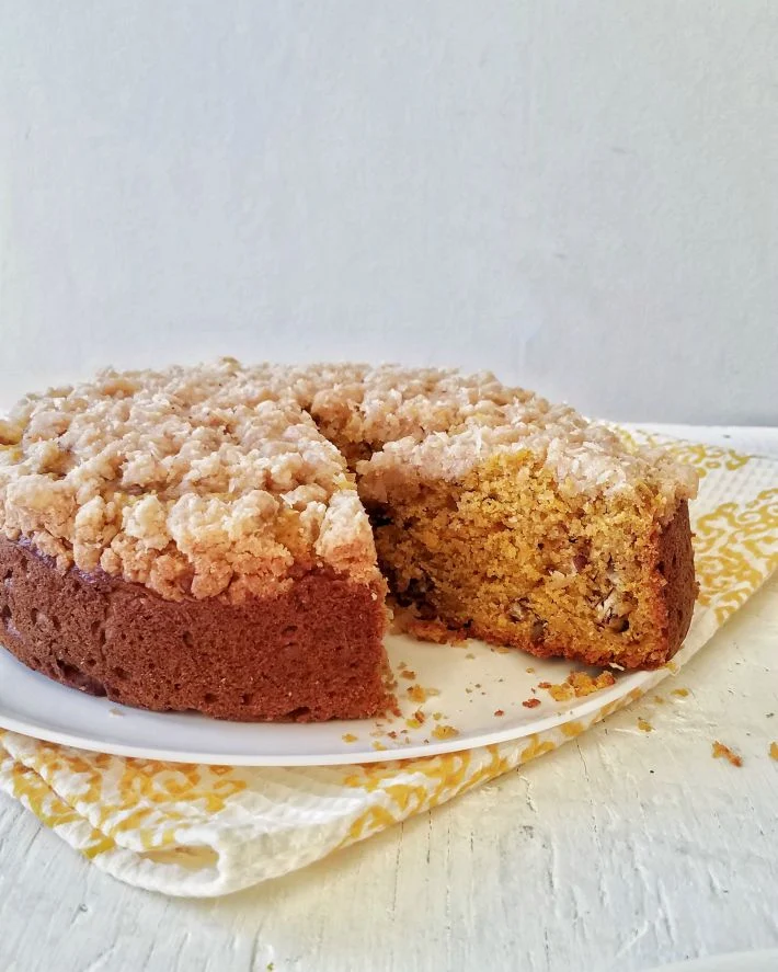 El interior de la torta es húmedo y se aprecian los frutos secos y la capa de coco en la cobertura