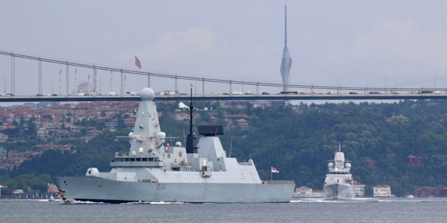 La Russia dice di aver sparato colpi di avvertimento contro una nave da guerra britannica vicino alla Crimea