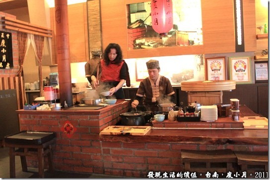 「度小月」餐廳把整個爐灶都給搬到了台前，當場表演如何煮擔仔面給你看。當然啦！後頭還有正式廚房負責其他的食物烹飪。