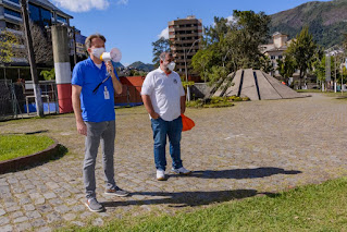 Secretário de Turistmo Maurício Weichert e o presidente do Clube Amigos do Antigo, Sydney Mandarino 2