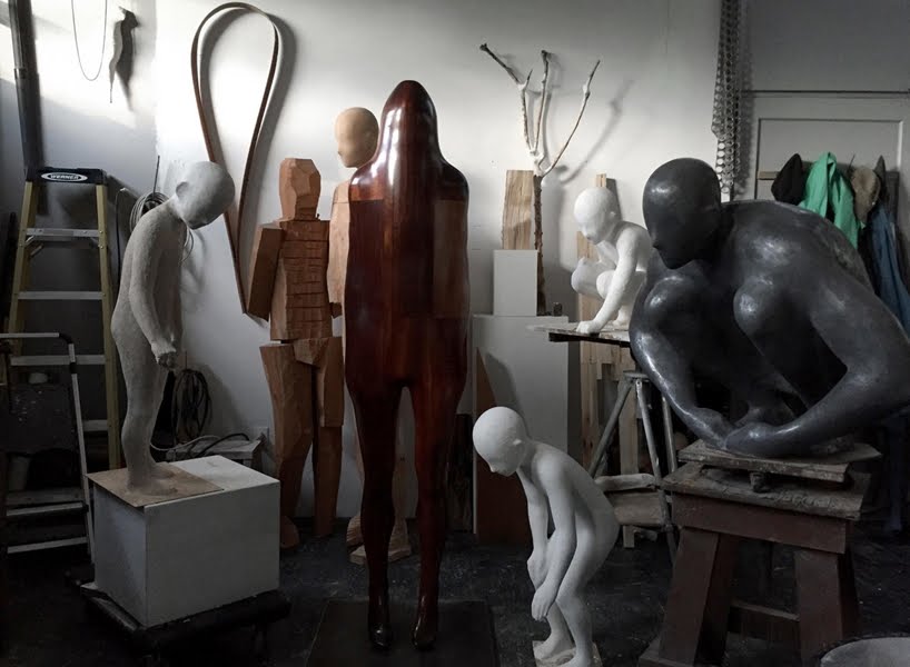 La figura humana toma forma en nuevas esculturas de acero, grafito y yeso de Emil Alzamora