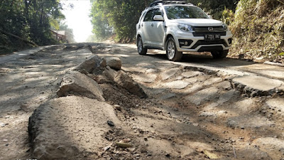 Jalan Poros Simpang Raja-Sinar Dewa masih rusak