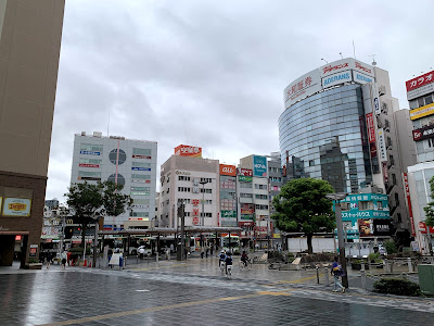 土曜朝の赤羽駅東口。雨が降っていた