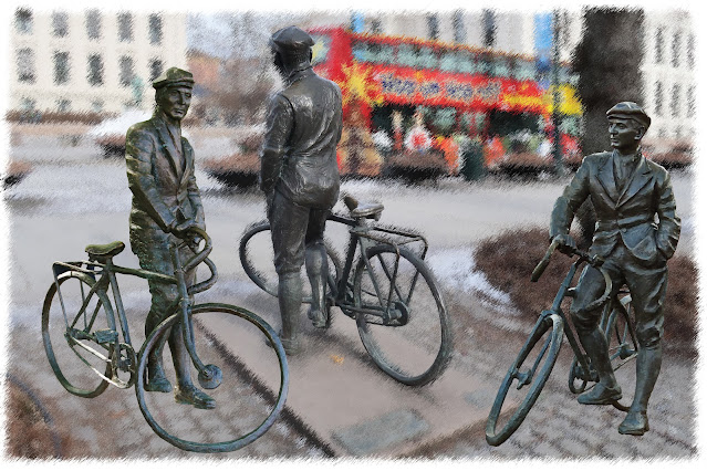 Per Ungs skulptur «Mannen med sykkelen», Gunnar «Kjakan» Sønstebø ved Studenterlunden på Karl Johans gate i Oslo.