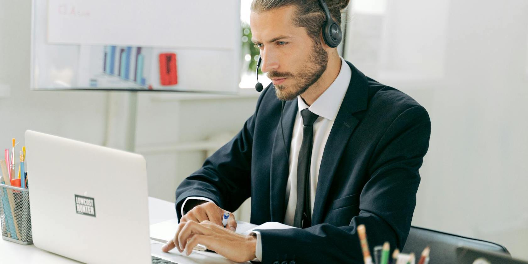 Man-working-on-a-computer-in-the-office