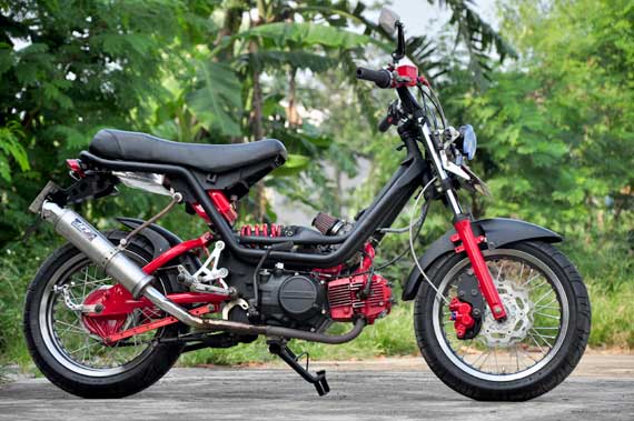 Foto Modifikasi Honda Legenda konsep ubahan seperti Honda Monkey angka tengah sedikit custom biar tampak kokoh menggunakan pipa seamless diameter 1 inci angka tengah sedikit custom biar tampak kokoh menggunakan pipa seamless diameter 1 inci knalpot menggunakan merk HMF Custom dan memakai headlamp variasi