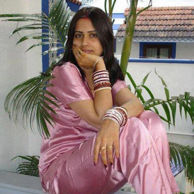 Newly married aunt wearing saree and posing for a photo.