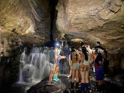 Turistas admirando las impresionantes cascadas y formaciones naturales dentro de la Caverna Jumandy, maravillándose con la belleza y misterio de este fascinante lugar subterráneo.