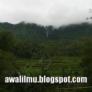 Foto Pemandangan Air Terjun curug muncar Dari Jauh