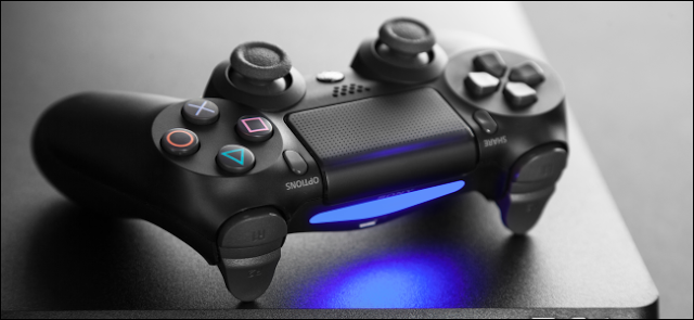 وحدة تحكم DualShock 4 على وحدة تحكم PlayStation 4