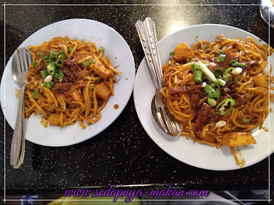 2 pinggan mee goreng sotong