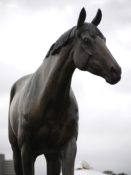 makybe diva statue
