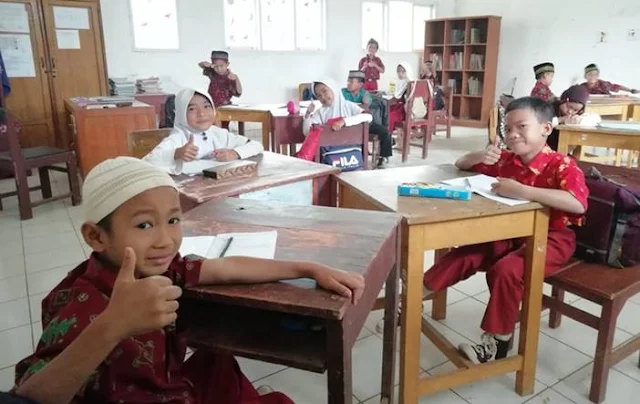 mengajar anak sekolah dasar