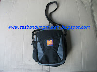 tas selempang abu