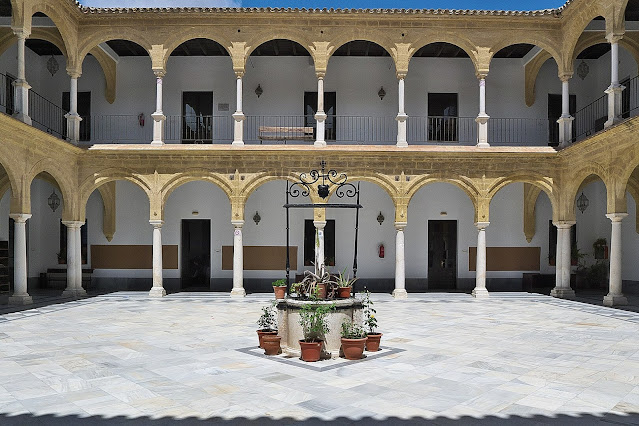 Patio de la Universidad de Osuna. De José Luis Filpo Cabana  CC BY 3.0