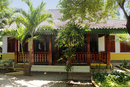 Nongkrong Bareng Rumah  tradisional Betawi