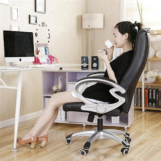 sử dụng ghế xoay văn phòng đúng cách giúp bạn thư giãn