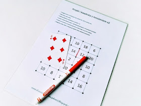 na zdjęciu plansza do gry a na niej zaznaczona pierwsza linie przy liczbie dwanaście oznaczająca wynik mnożenia wylosowanej karty sześć przez dwa