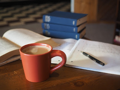 como-se-aprende-uma-xicara-de-café-e-livros