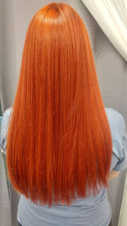 rude włosy