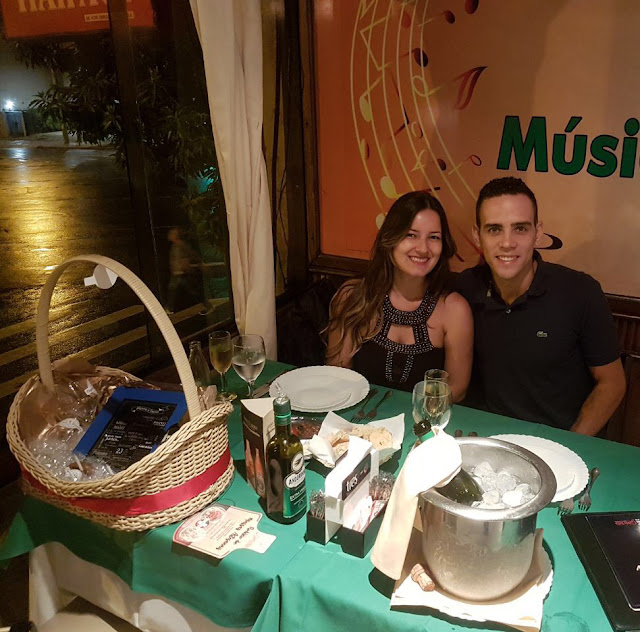 casal em restaurante italiano
