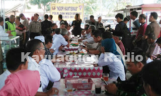 Kapolres OKI dan Warga "Ngopi Kamtibmas" di Pasar Kayuagung