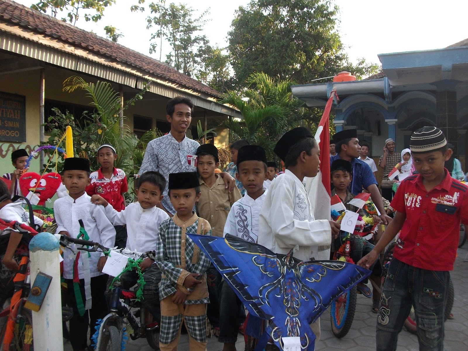 Foto Perlombaan Sepeda  Hias  TPA