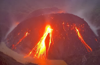 foto Gunung Kelud  saat meletus