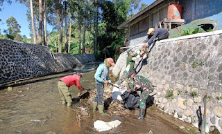 Sektor 1 Melaksanakan Kegiatan Pembersihan Sampah dan Buat Lubang Bipori di Desa.Cikembang