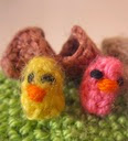 http://translate.google.es/translate?hl=es&sl=auto&tl=es&u=http%3A%2F%2Ftinyknits.weebly.com%2Fthe-blog%2Fknitting-pattern-tiny-chicks