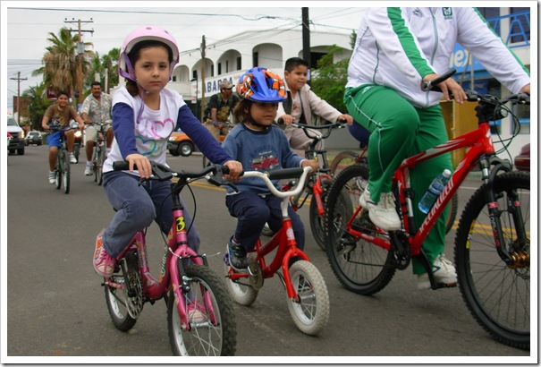 niñas pedaleando y muy bien