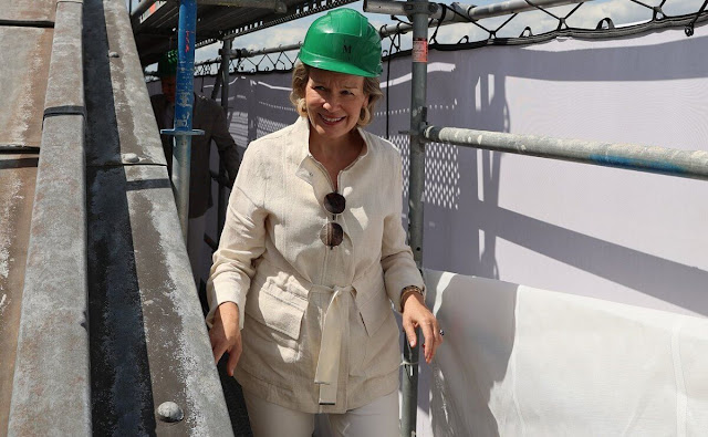 Queen Mathilde is wearing Veja  v10 leather extra white and camel sneaker. The Queen wore a linen cotton jacket by Natan