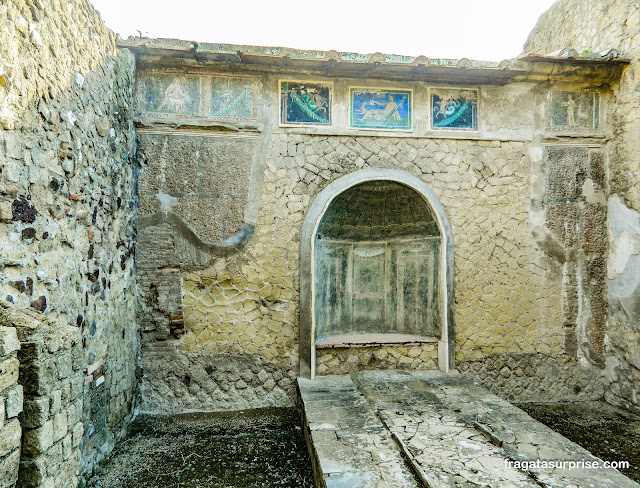 Ninfeu da Casa do Esqueleto, Herculano, Itália