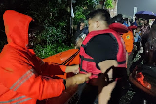 Kabid Humas Polda Jabar : Hujan Deras Akibatkan Banjir Dan Tanah Longsor Di Beberapa Lokasi, Polisi Segera Berikan Bantuan