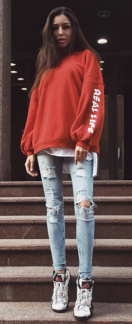 outfit of the day_red sweatshirt + ripped jeans + sneakers